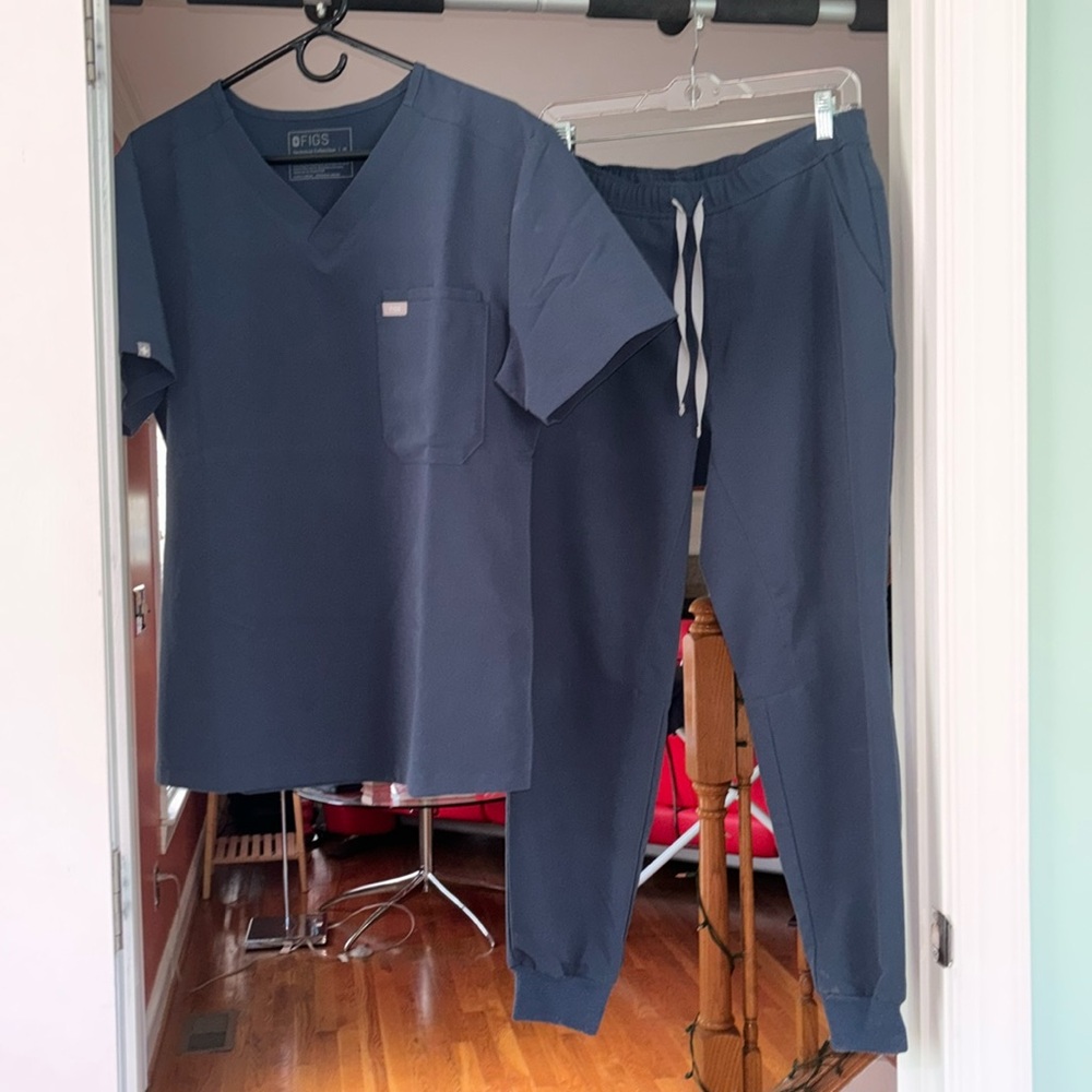 Figs men’s jogger scrub set.